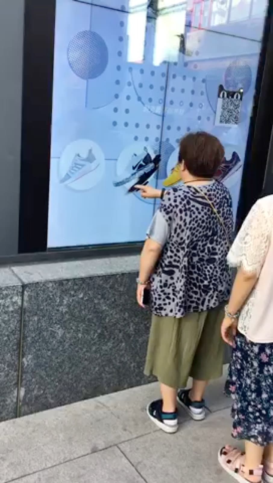 AI dress-changing interactive mirror for Chow Sang Sang